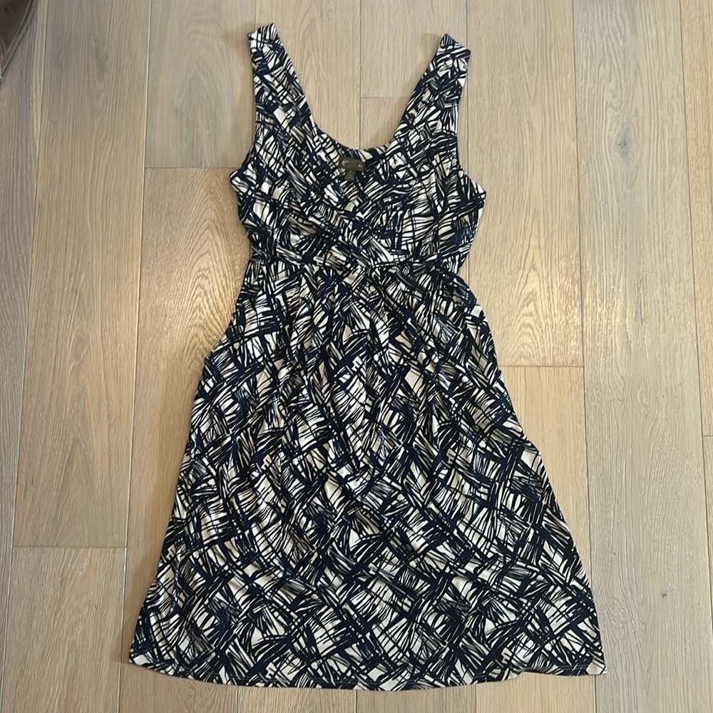Fei by Anthropologie navy abstract print surplice dress. Size Medium.